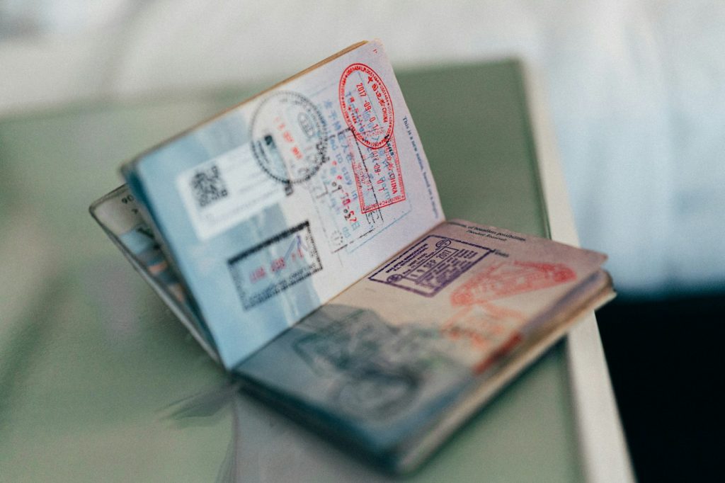 Passeport et carte bancaire posés sur une table avant un départ à l'étranger