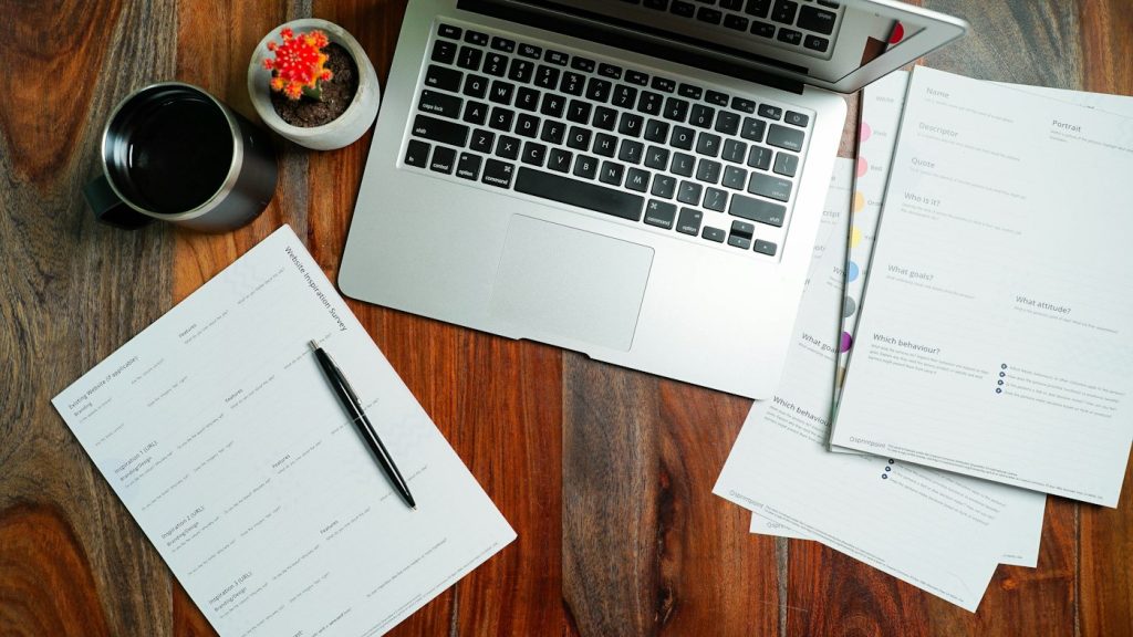 Formulaires et documents financiers étalés sur un bureau